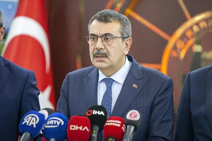 artik-karne-yok-bakan-tekin-resmen-acikladi-ilkokullarda-kalkti-1735535674314.jpeg Mülakat tartışmalarına da değinen Bakan Tekin, ʺMülakat performansına göre sıralama değişebilir.ʺ dedi (AA)