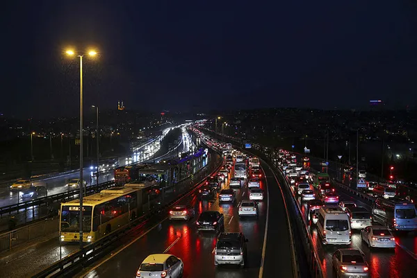 İstanbul'da trafik çilesi! Milyonlarca vatandaş yolda kaldı - 5