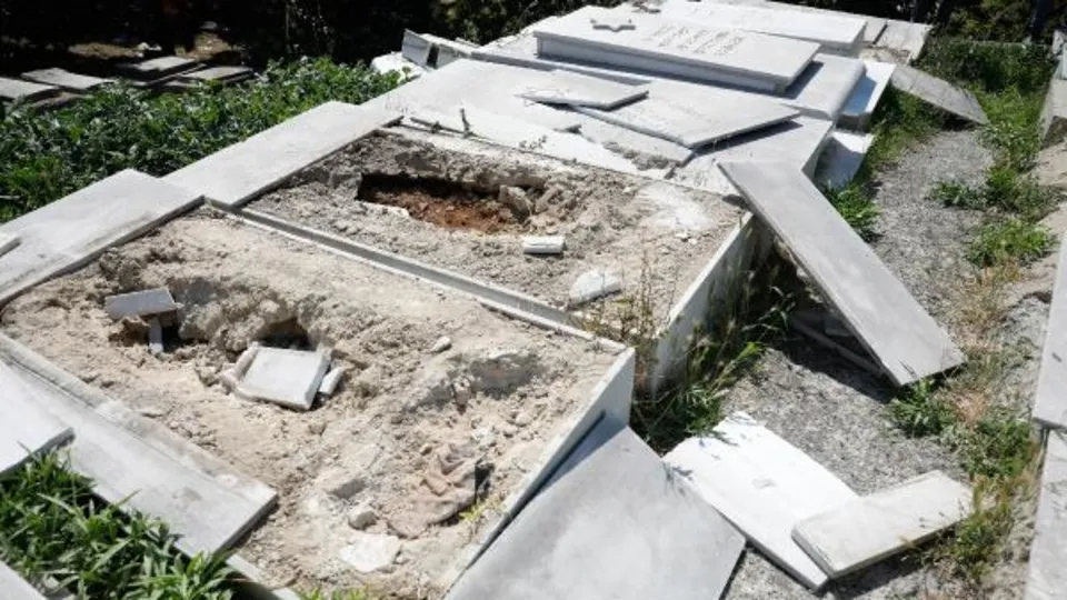 İstanbul’da dehşete düşüren görüntüler! Yahudi mezar taşlarını kırdılar