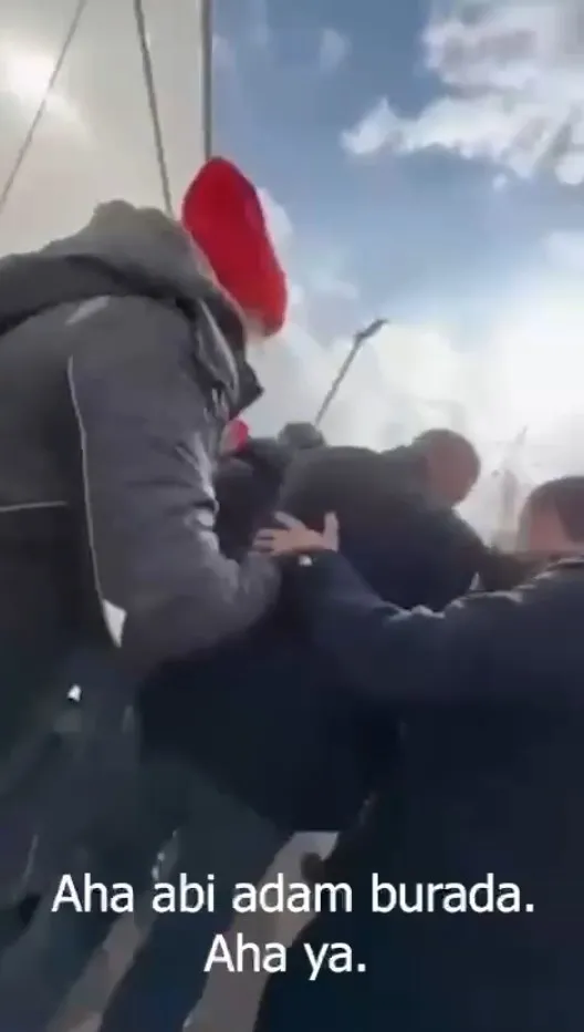 Ali Babacan’ın korumaları ’Devlet yok deyin’ talebini reddeden vatandaşı tekmeledi