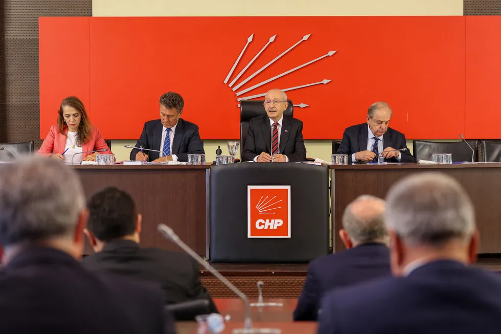 chp-mutlak-butlan-karari-sonrasi-parcalandi-eski-milletvekilinden-a-haberde-carpici-yorum-giden-vekiller-geri-1785006401448.jpg CHP "Mutlak Butlan" kararı sonrası parçalandı! Eski milletvekilinden A Haber'de çarpıcı yorum: "Giden vekiller geri dönecek" - 2