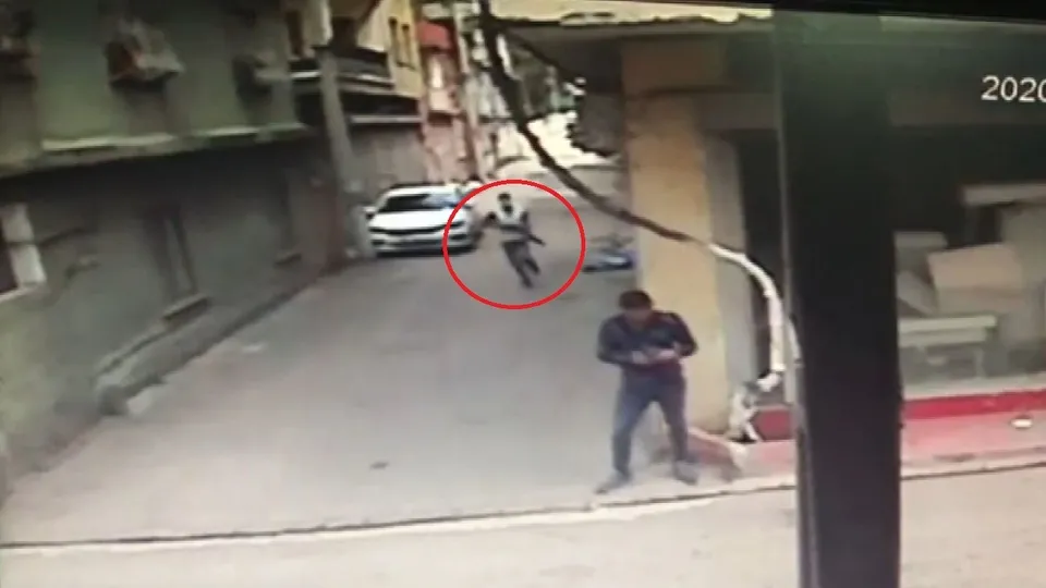 Son dakika: Adana’da dehşet anları kamerada! Amcasını beklerken... |Video