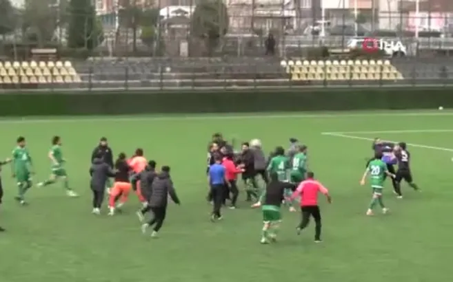 Futbol sahası boks ringine döndü