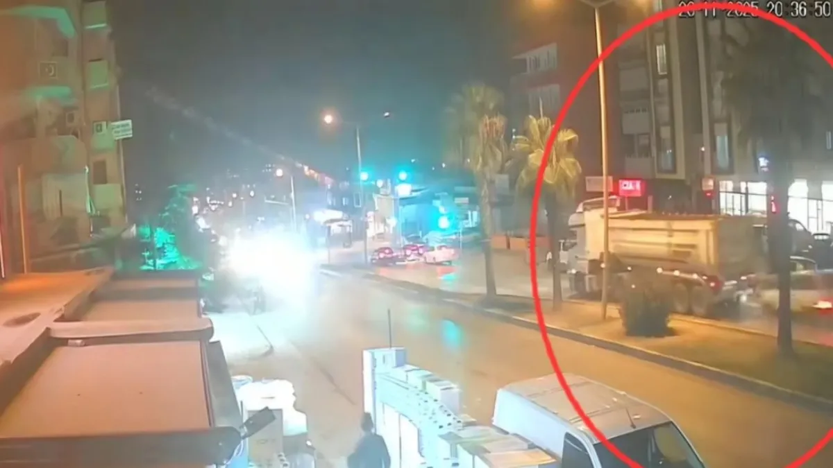 Adana'da feci kaza: Otomobil TIR'a arkadan çarptı