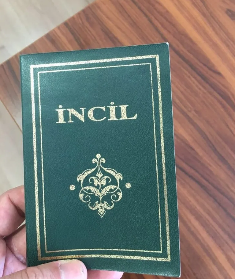 FETÖ "bölge imamı"nın evinde İncil bulundu - 1