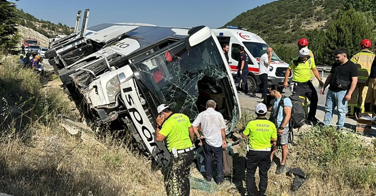 Kütahya'da yolcu otobüsü devrildi: 3 yaralı