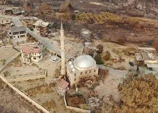 Alevlerin yuttuğu Manavgat’ta cami sapasağlam ayakta!