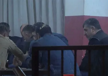 Bina yanarken oyun oynamaya devam ettiler!