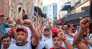 Belediyenin işten çıkardığı işçilerin eylemi sürüyor