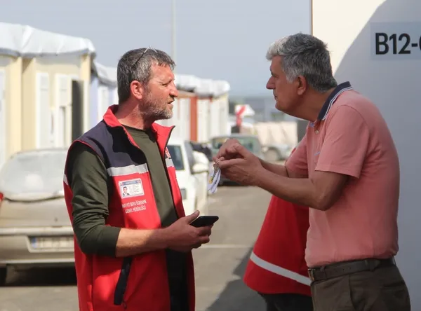 1679898186666.jpg Depremde 27 akrabasını kaybetti! Acısına rağmen görev başında - 10
