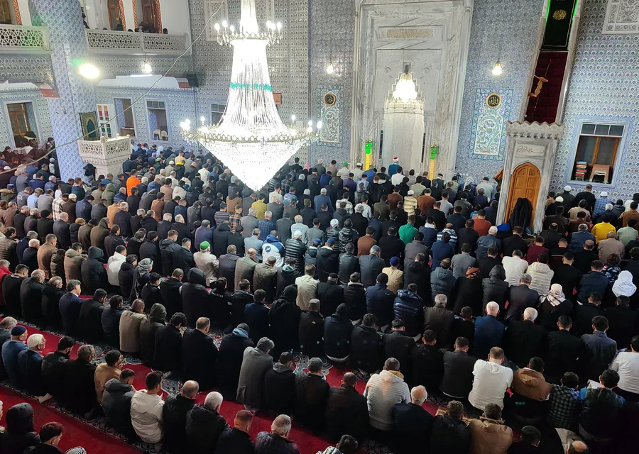 kadir-gecesinde-eller-semaya-acildi-milyonlar-huzurda-bulustu-1773687544817.jpg Kadir Gecesi'nde eller semaya açıldı: Milyonlar huzurda buluştu - 17