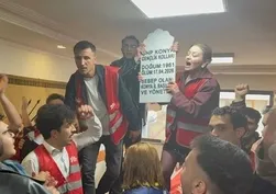 CHP’de mezar taşlı protesto: "Yönetim istifa" sloganları