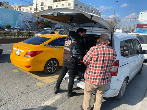 taksiciden-pes-dedirten-taksimetre-sirkeci-galata-arasi-100-lira-1646215741817.jpg Taksiciden 'pes' dedirten taksimetre: Sirkeci-Galata arası 100 lira - 3