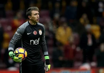 Muslera rekor için derbiye çıkacak