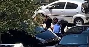 Gezdirdiği köpek kendisine saldırdı!