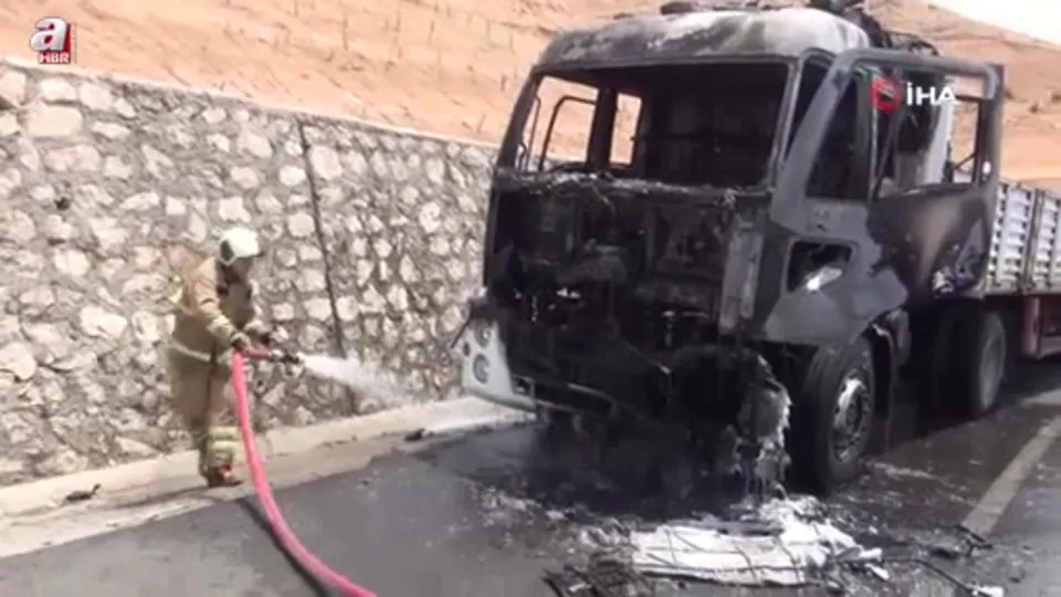 Seyir halindeki tır alevlere teslim oldu