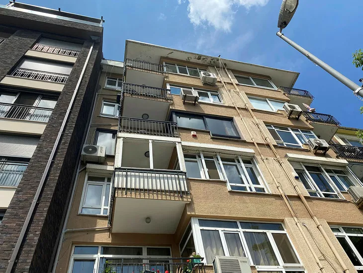 kadikoyde-intihar-girisimi-bir-anda-kendini-bosluga-birakti-1593083425839.jpg Kadıköy'de intihar girişimi! Bir anda kendini boşluğa bıraktı - 2