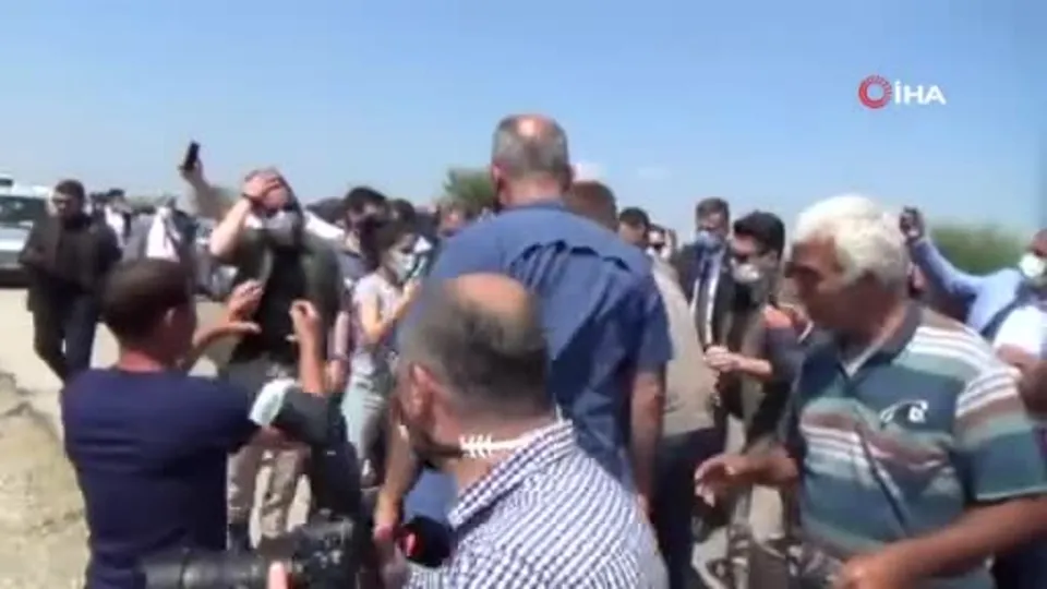 Son dakika | Meral Akşener’in Adana ziyaretinde yeni tiyatro! ’Para etmiyor’ diyerek döktüğü soğanları Akşener gidince tek tek geri topladı