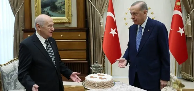 Cumhurbaşkanlığı Külliyesi’nde zirve: Başkan Erdoğan ve Bahçeli’den kritik görüşme! 3 hilalli pasta sürprizi