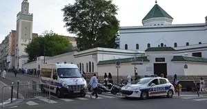 Faşistler Fransa’da camiye saldırdı