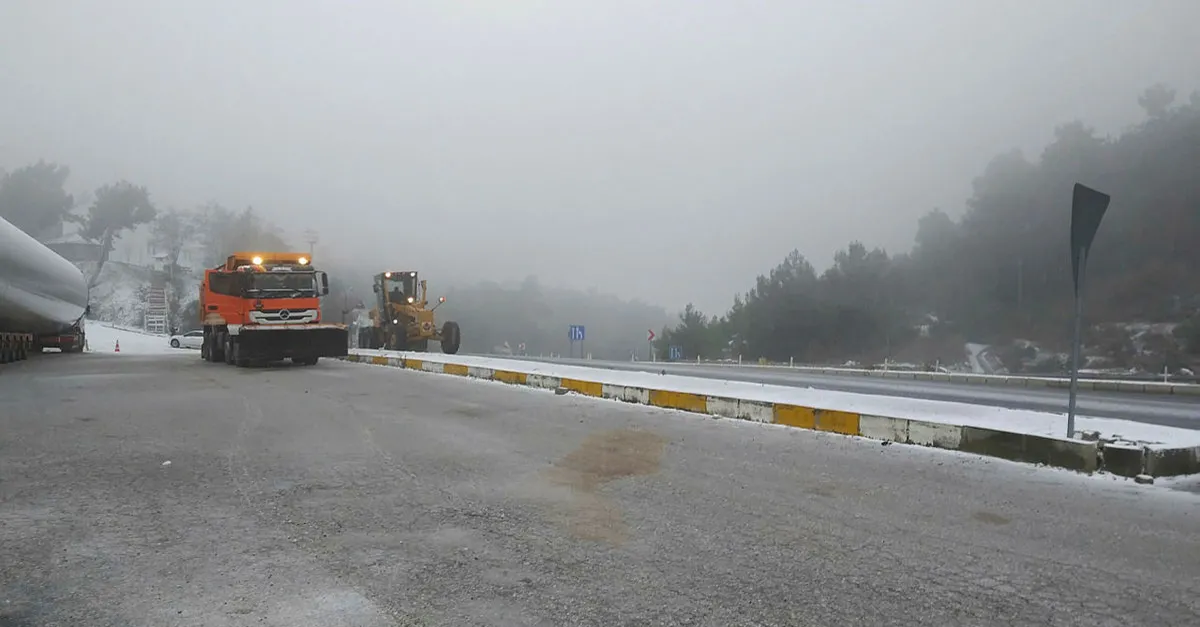 İzmir'in yüksek kesimlerinde kar yağışı etkisini gösterdi