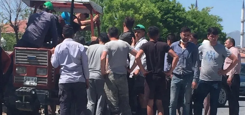 Traktöre ayağı sıkışan gencin yardımına vatandaşlar koştu