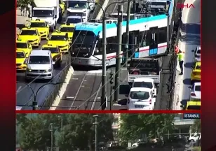 BEYOĞLU'NDA TRAMVAY RAYDAN ÇIKTI