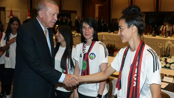 Başkan Erdoğan Yüksekovaspor Kadın Takımı’nı kabul etti