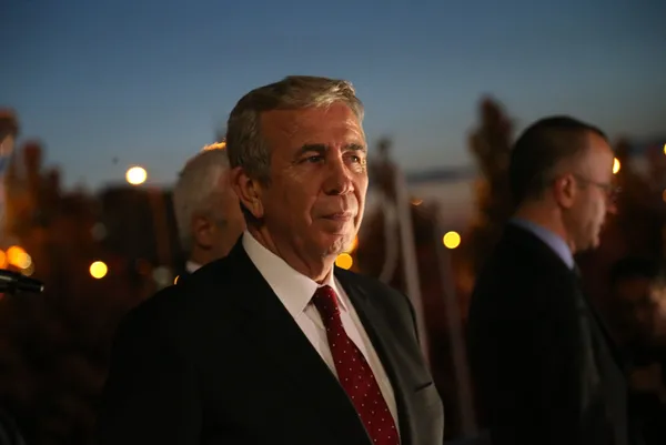 ankara-buyuksehir-belediyesinde-zorbalik-mansur-yavas-meclis-uyelerini-zabitayla-attirmaya-calisti-1652384682113.jpg Ankara Büyükşehir Belediyesi'nde zorbalık! Mansur Yavaş Meclis üyelerini zabıtayla attırmaya çalıştı - 6