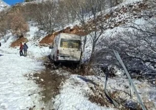 Taraftarları taşıyan minibüs şarampole kaydı