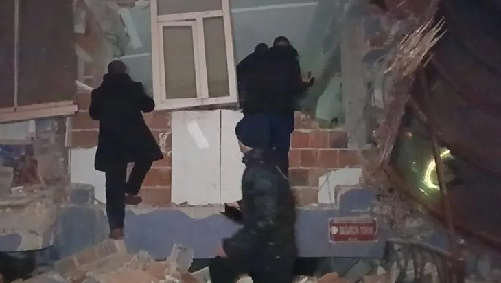 KAHRAMANMARAŞ'TA 7,4'LÜK DEPREM! Deprem bölgesinde kurtarma çalışmaları devam ediyor | İğne deliğinden çıkarıldılar