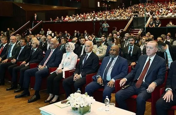 baskan-erdogan-komorlar-birligi-cumhurbaskani-assoumani-azzaliyle-gorustu-1697208055755.jpg Başkan Erdoğan Komorlar Birliği Cumhurbaşkanı Assoumani Azzali’yle görüştü - 3