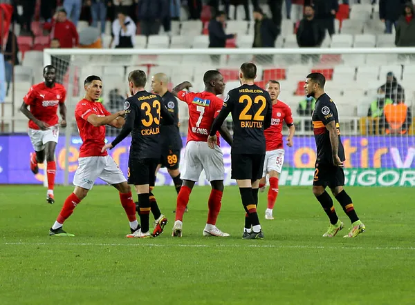 sivasspor-1-galatasaray-0-mac-sonucu-yigido-aslani-devirdi-1639415689250.jpg Sivasspor: 1 - Galatasaray: 0 MAÇ SONUCU | Yiğido Aslan'ı devirdi - 4