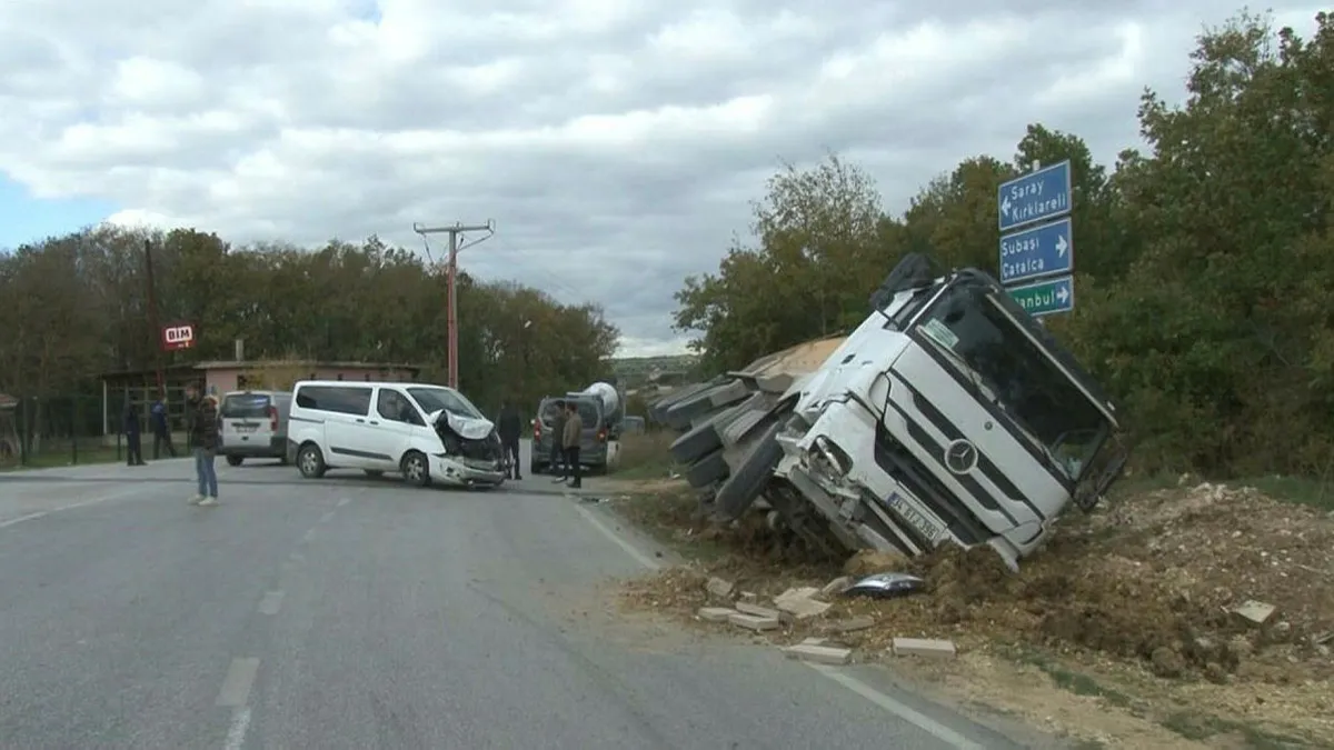 Çatalca'da minibüsle çarpışan hafriyat kamyonu devrildi