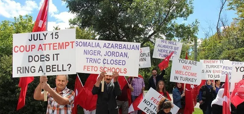 Kanadalı Türkler FETÖ festivalini protesto etti
