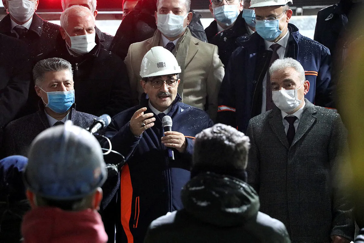 Enerji ve Tabii Kaynaklar Bakanı Fatih Dönmez, Soma'da madencilerle buluştu