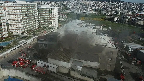 1683039096819.jpeg İstanbul Sancaktepe'de korkutan yangın! 3 katlı mobilya imalathanesi dumanlar içinde kaldı - 1
