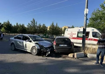 Diyarbakır'da 2 otomobil çarpıştı: 7 yaralı