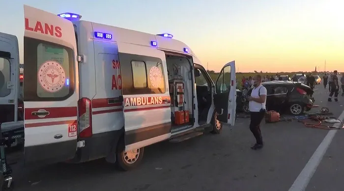 SON DAKİKA: Aksaray'da düğün konvoyunda korkunç kaza: 2 ölü 3'ü ağır 6 yaralı - 1