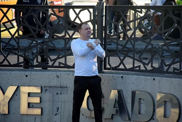 1680944835034.jpeg Taksim'de ilginç olay! Ukraynalı eski polisten "savaşı durdurun" sloganıyla intihar girişimi - 5