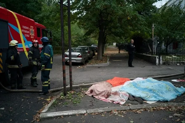 Son dakika: Rusya’nın vurduğu Kiev’den çarpıcı görüntüler: Yürüdüğü köprü havaya uçtu! Genç kızın korku dolu anları kamerada - 5