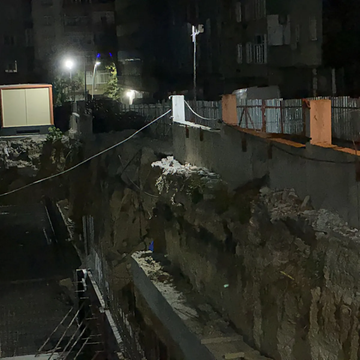 Saglik gundemi: Sultangazi'de inşaat alanında toprak kayması! Yolda çatlaklar oluştu