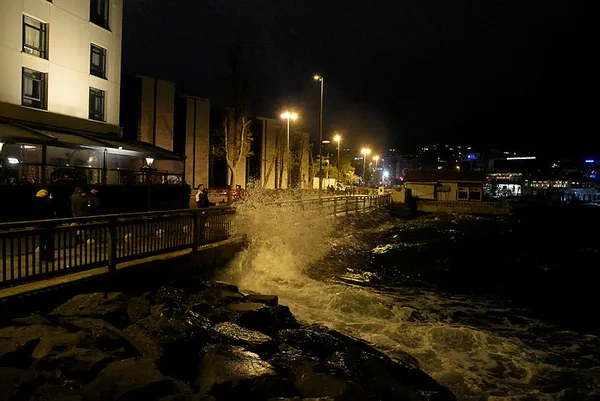 1701206197656.jpg İstanbul'da fırtına hayatı olumsuz etkiliyor! Deniz suları taştı... - 1
