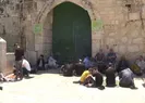 Filistinliler Mescid-i Aksanın kapılarında cuma namazı kıldı