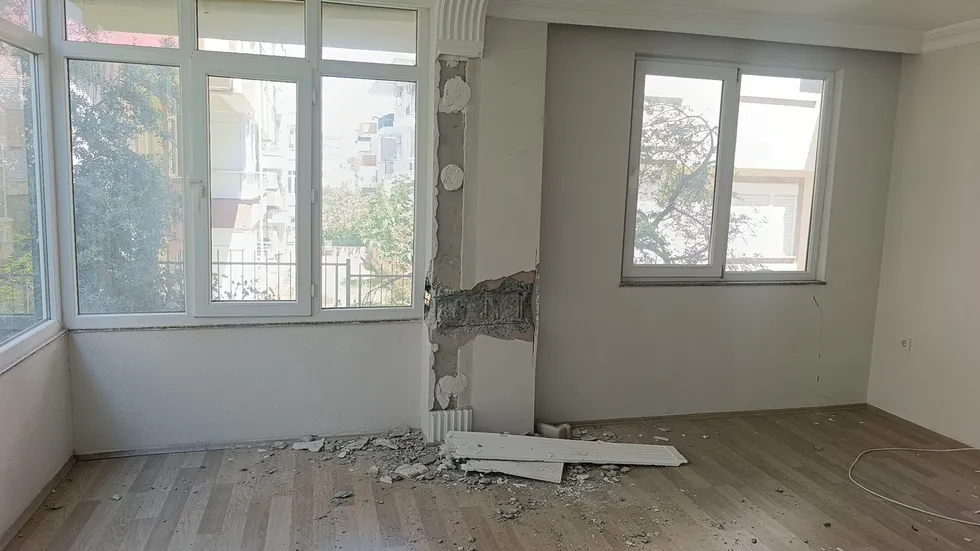 Çatlaklardan ışık görülen apartmanda korku dolu yaşam - 1