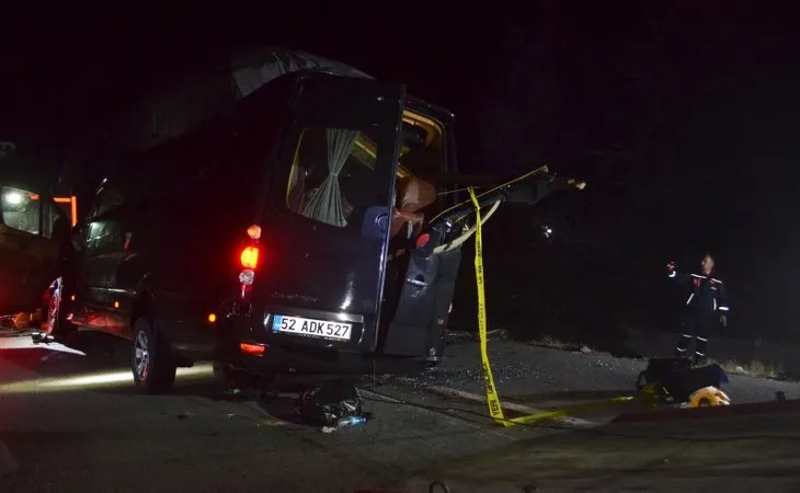 Amasya’da Baş Belası adlı tiyatro oyununun oyuncularını taşıyan minibüs TIR’a çarptı! Ölü ve yaralılar var
