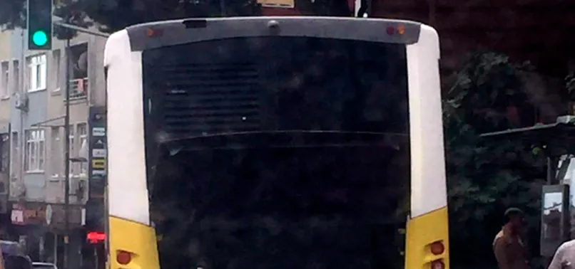 İstanbul'da İETT çilesi! Arızalanan otobüs sokağı dumana boğdu
