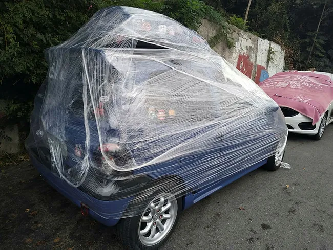 Aracını doludan korumak isteyen sürücüden sıra dışı yöntem: Otomobili streç ile sardı - 1