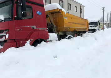 Erzincan'da kar ulaşıma engel oldu