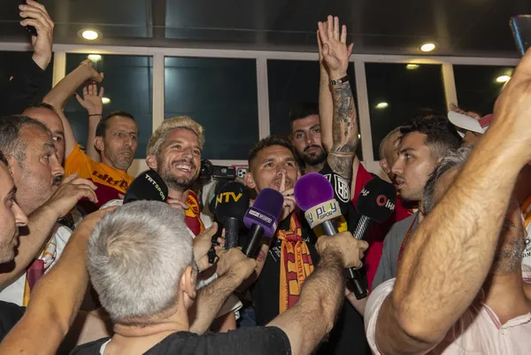 Galatasaray taraftarı Atatürk Havalimanı’nı inletti: Taraftar çıldırdı Cristiano Ronaldo’yu istiyor!